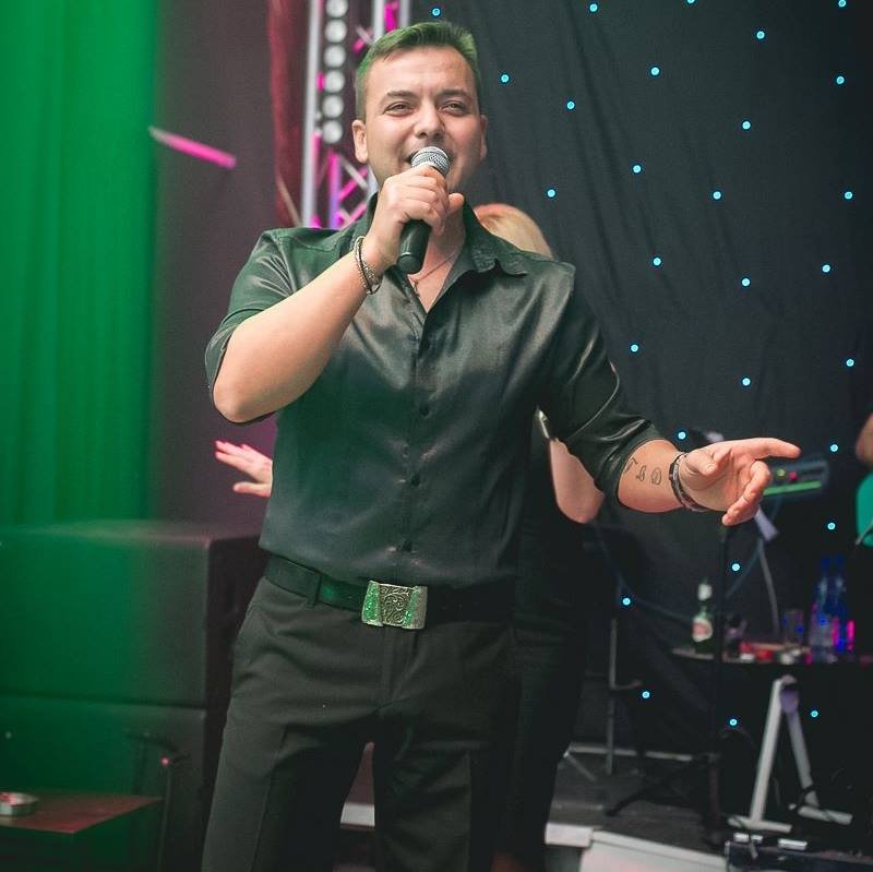 Ο Χρήστος Πουρσανίδης τραγουδά ζωντανά στο Μεζεδόπολις Βόλου