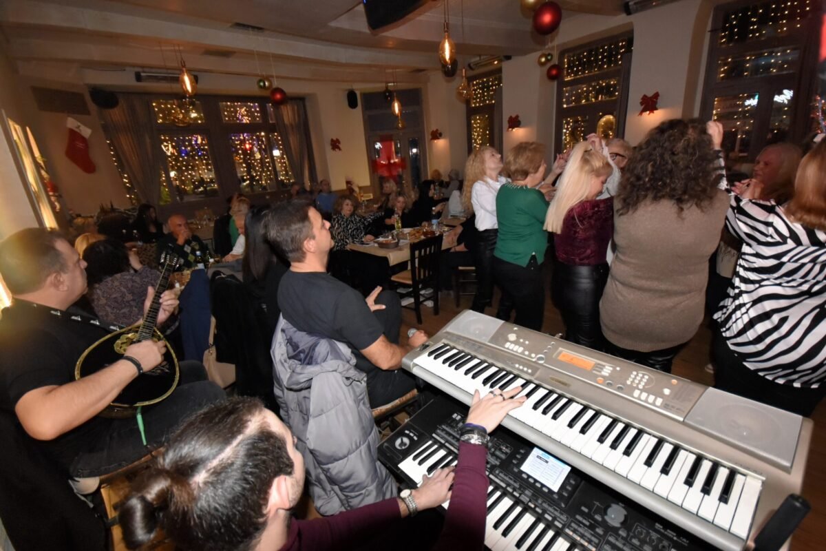 Πελάτες διασκεδάζουν στο εσωτερικό του Μεζεδόπολις Βόλου