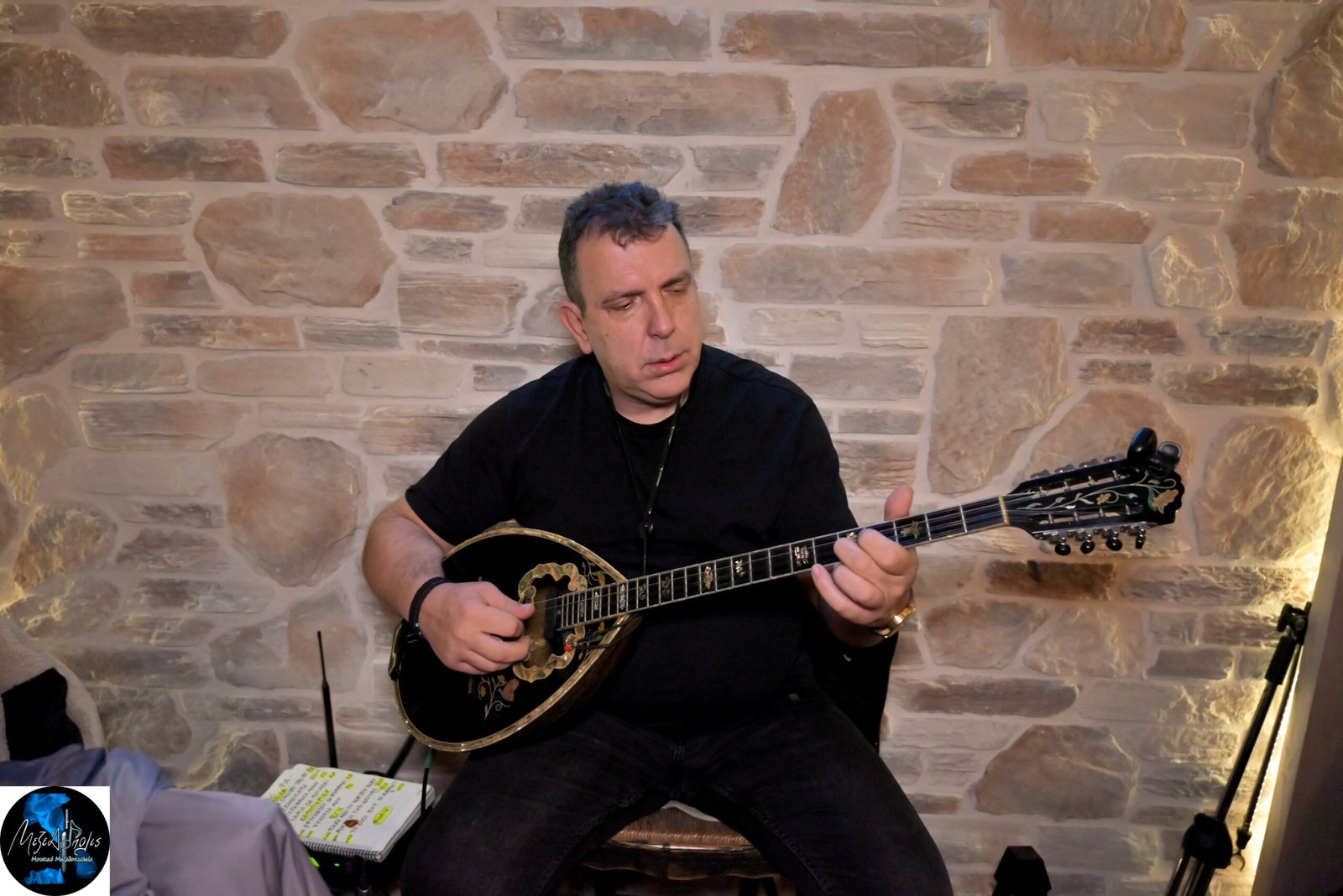 Ο Χρήστος Δοδοντζίδης παίζει μπουζούκι στο Μεζεδόπολις Βόλου