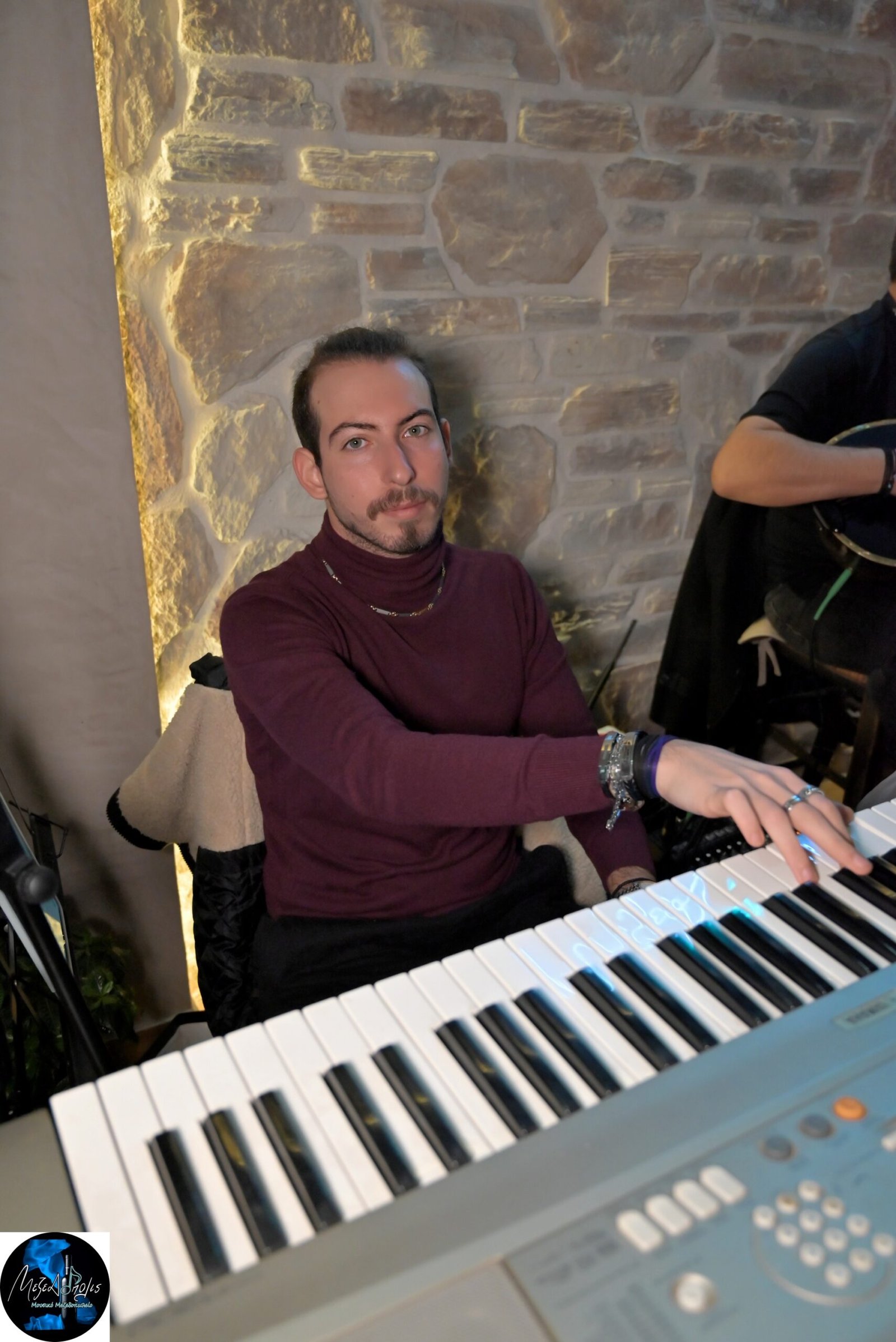 Ο μουσικός Σωτήρης Κωστόπουλος παίζει πλήκτρα στο Μεζεδόπολις Βόλου